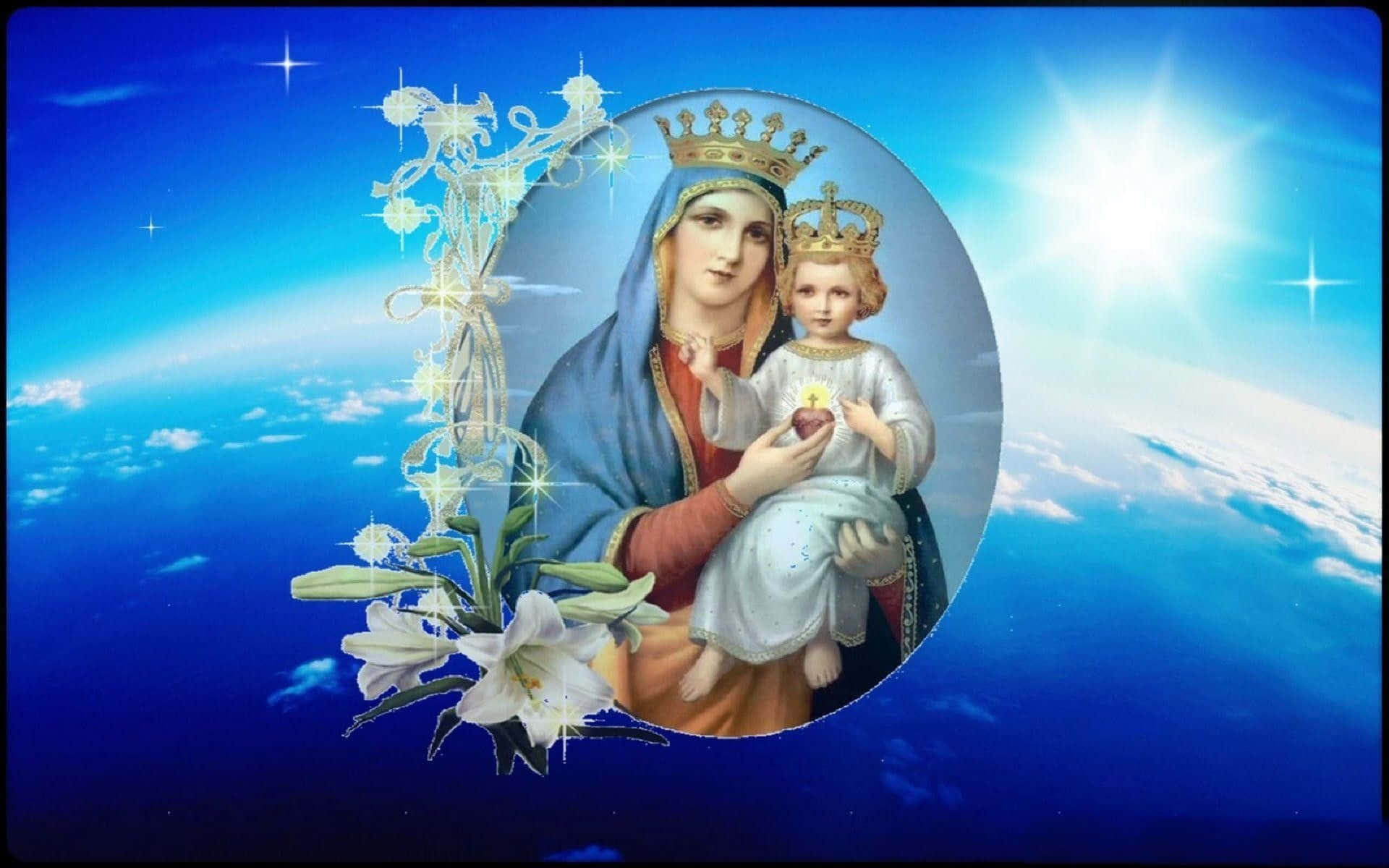 Mother Mary 桌布 壁紙 — 一位光輝燦爛、戴著冠冕的聖母瑪利亞，在佈滿星星和百合花的蔚藍天空中懷抱著基督嬰孩。