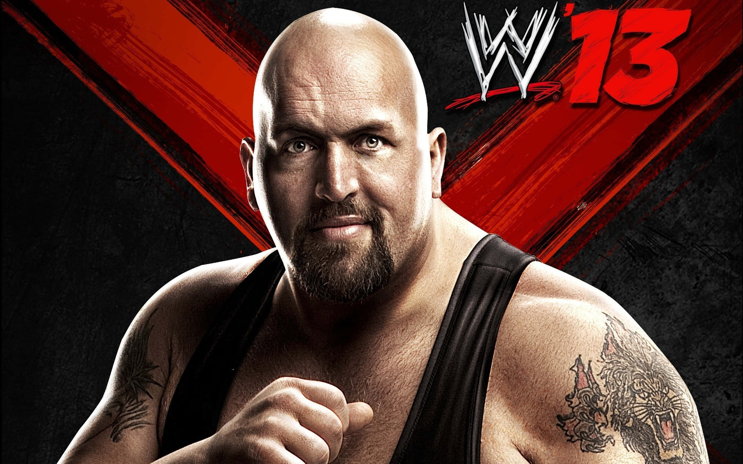 WWE 桌布 壁紙 — 一位光頭、留鬍子、有刺青的摔角手，在帶有WWE 13標誌的紅黑背景前，眼神銳利地凝視。