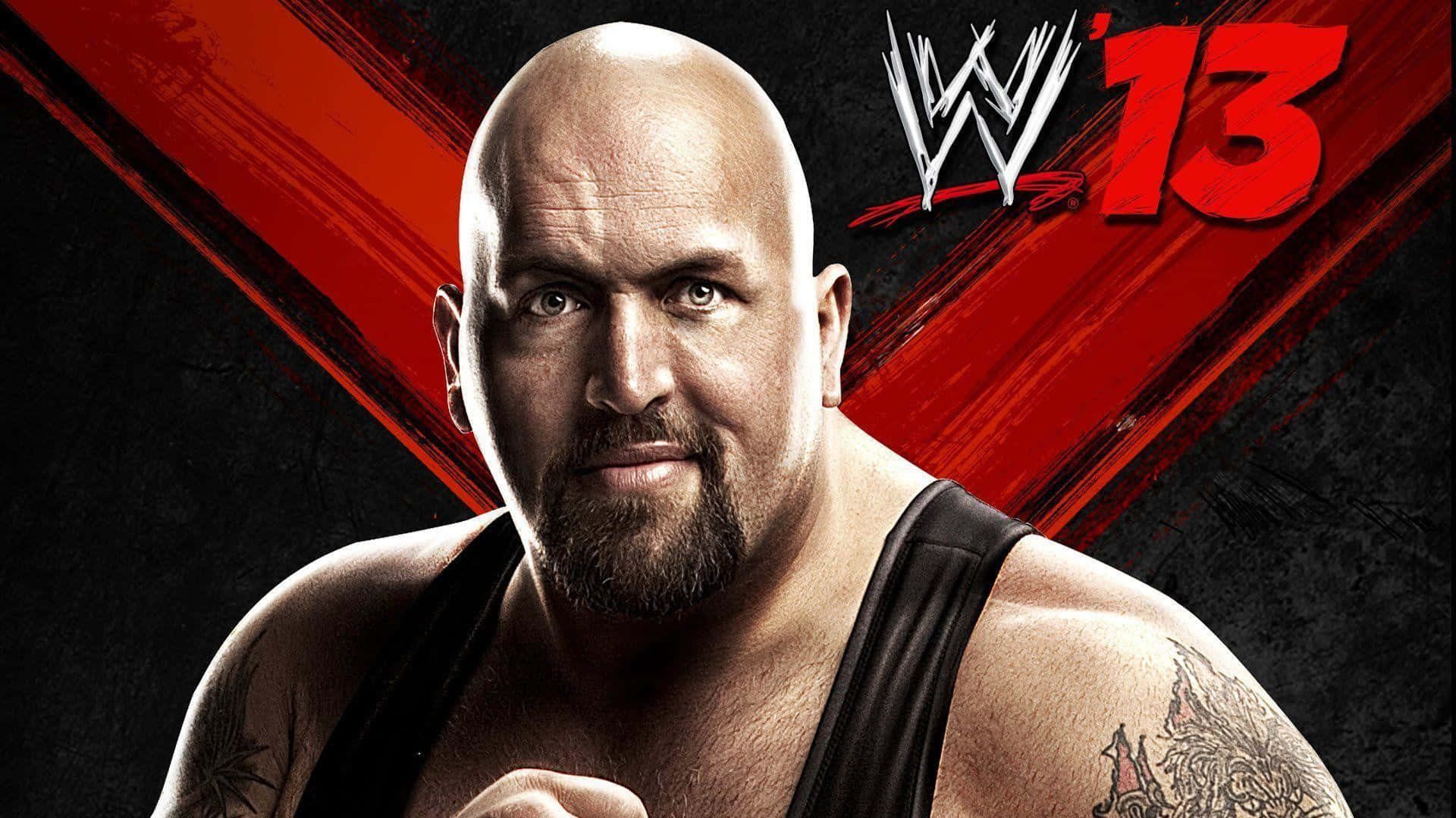 WWE 桌布 壁紙 — 一位光頭、留鬍子、有紋身的摔角手在WWE 13宣傳海報中，帶著大膽的紅色斜紋，凝視著前方。