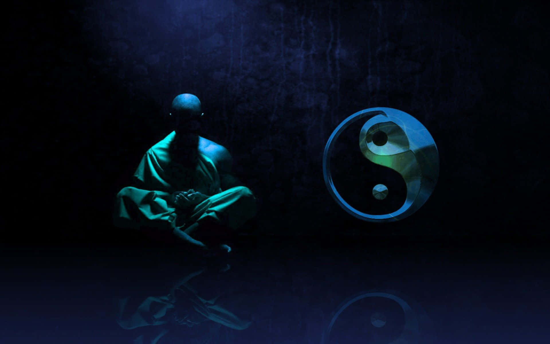 Meditation 桌布 壁紙 — 一位光頭僧侶身穿綠色長袍，在黑暗中冥想，旁邊有一個發光的陰陽符號，在濕漉漉的地板上投射出倒影。