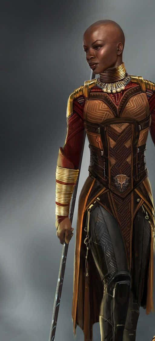 Dora Milaje 桌布 壁紙 — 一位光頭女戰士身穿華麗的金色和紅色盔甲，在煙霧繚繞的灰色背景前手持法杖。