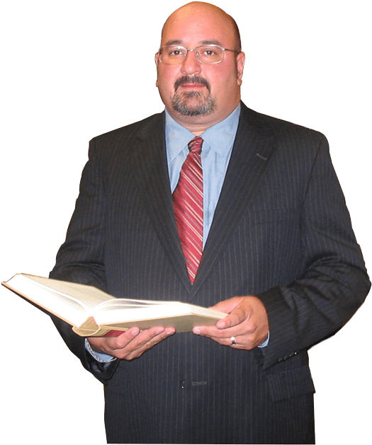 Lawyer 桌布 壁紙 — 一位光頭戴眼鏡留山羊鬍的男人，身穿細條紋西裝，在黑色背景前拿著一本打開的書。