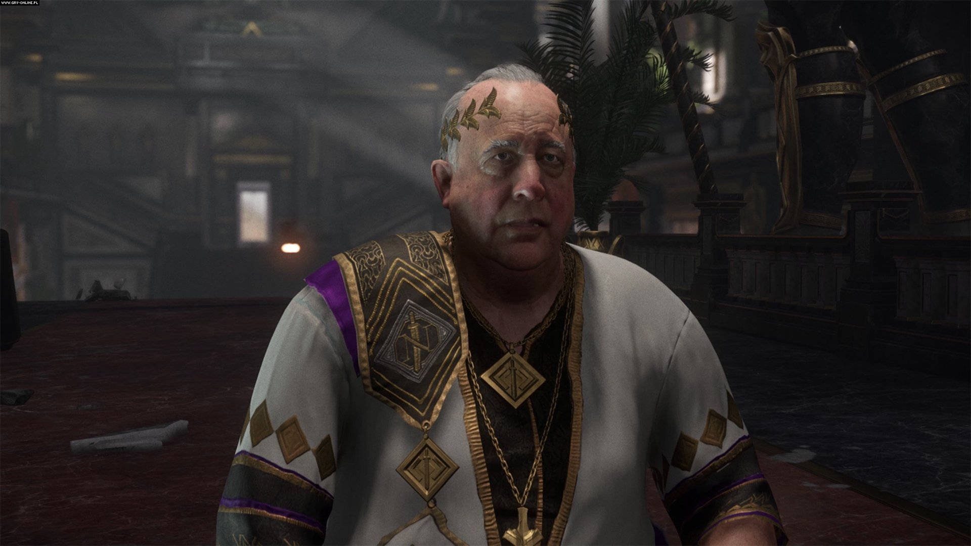 rome 2 桌布 壁紙 — 一位光頭男子頭皮上有金箔刺青，在燈光昏暗的古老寺廟環境中穿著華麗的長袍。