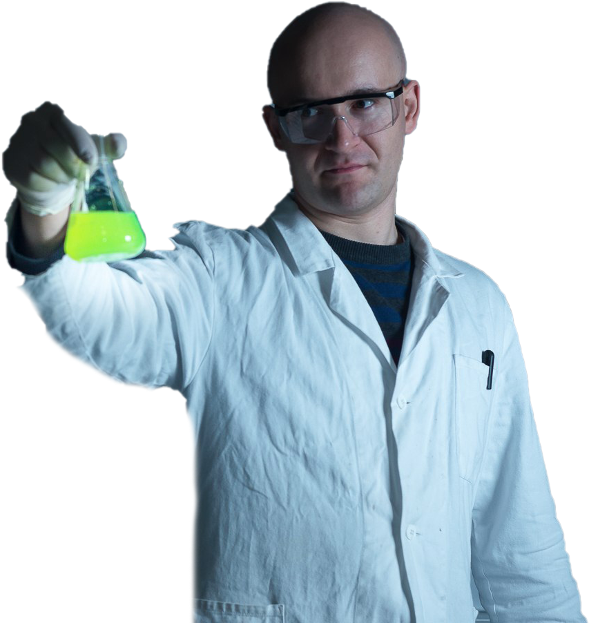 Scientist 桌布 壁紙 — 一位光頭科學家穿著白色實驗袍和護目鏡，在黑色背景前舉起一個裝有發光綠色液體的燒杯。