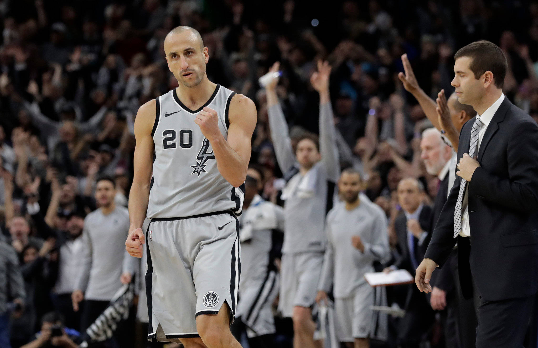 Manu 桌布 壁紙 — 一位光頭籃球員身穿Spurs球衣在球場上揮拳，身後球迷歡呼。
