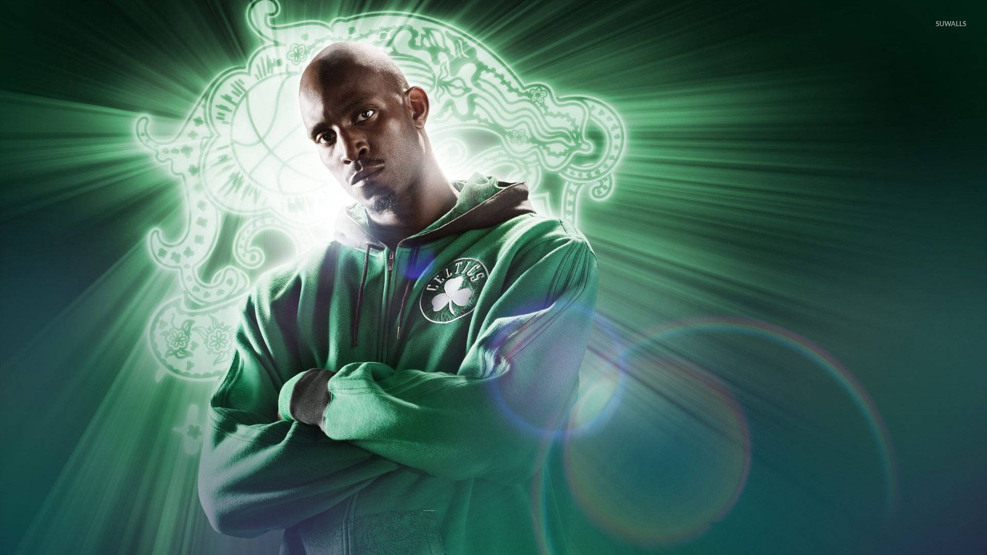 Kevin Garnett 桌布 壁紙 — 一位光頭籃球運動員穿著綠色連帽衫，雙臂交叉，站在發光的綠色華麗背景前，帶有鏡頭光暈。