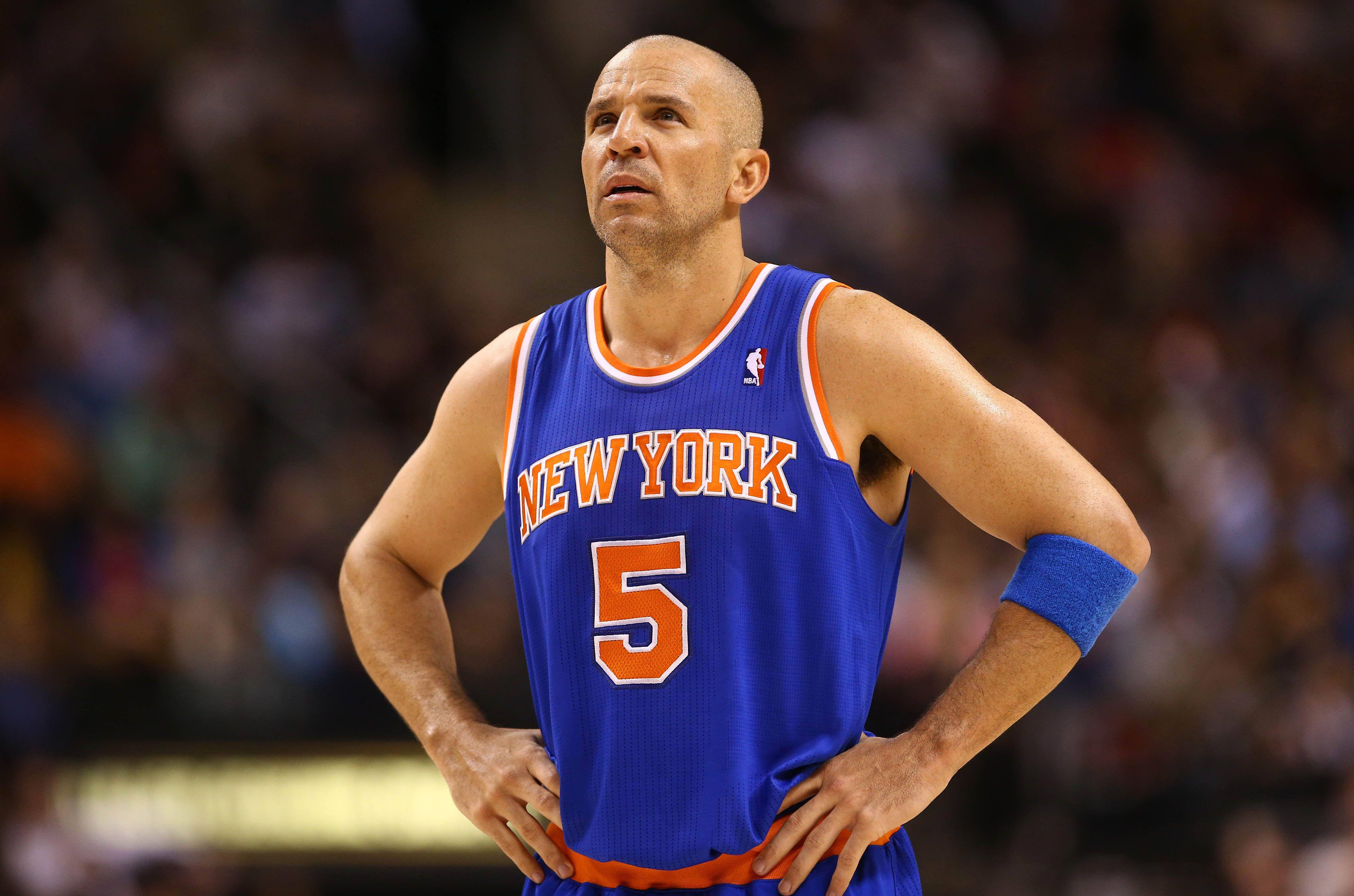 NBA 桌布 壁紙 — 一位光頭籃球運動員身穿藍色紐約球衣，號碼5，雙手叉腰，在比賽中抬頭仰望。