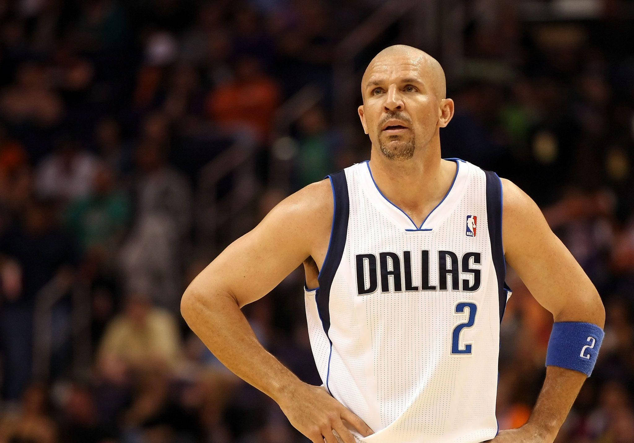 NBA 桌布 壁紙 — 一位光頭籃球運動員身穿達拉斯球衣，在球場燈光下雙手叉腰站立。