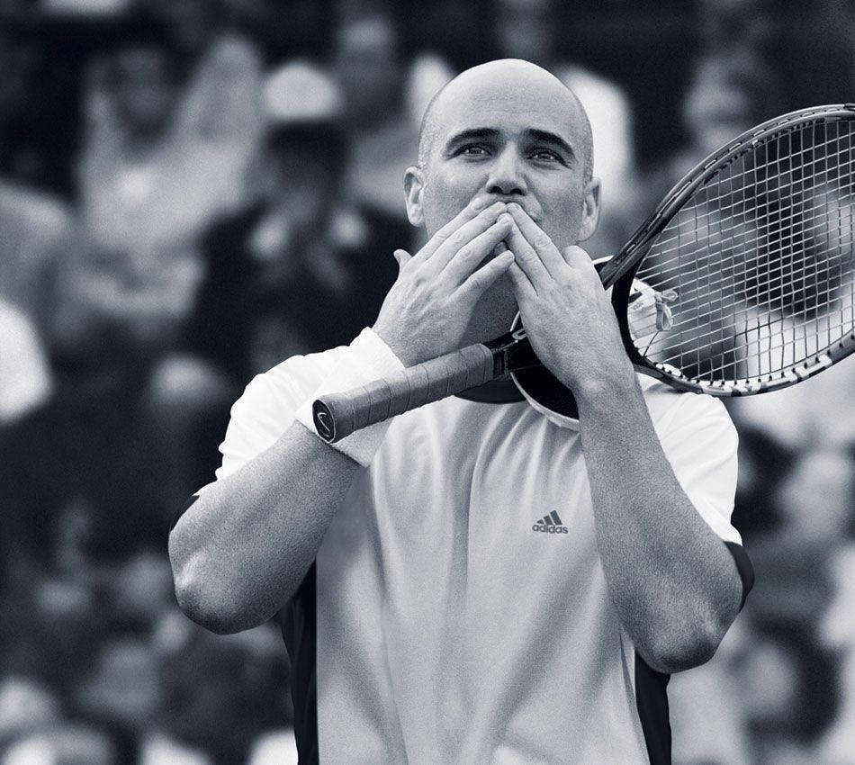 Tennis 桌布 壁紙 — 一位光頭網球運動員穿著白色襯衫，雙手捂住嘴巴，同時握著球拍，黑白拍攝，背後有模糊的人群。