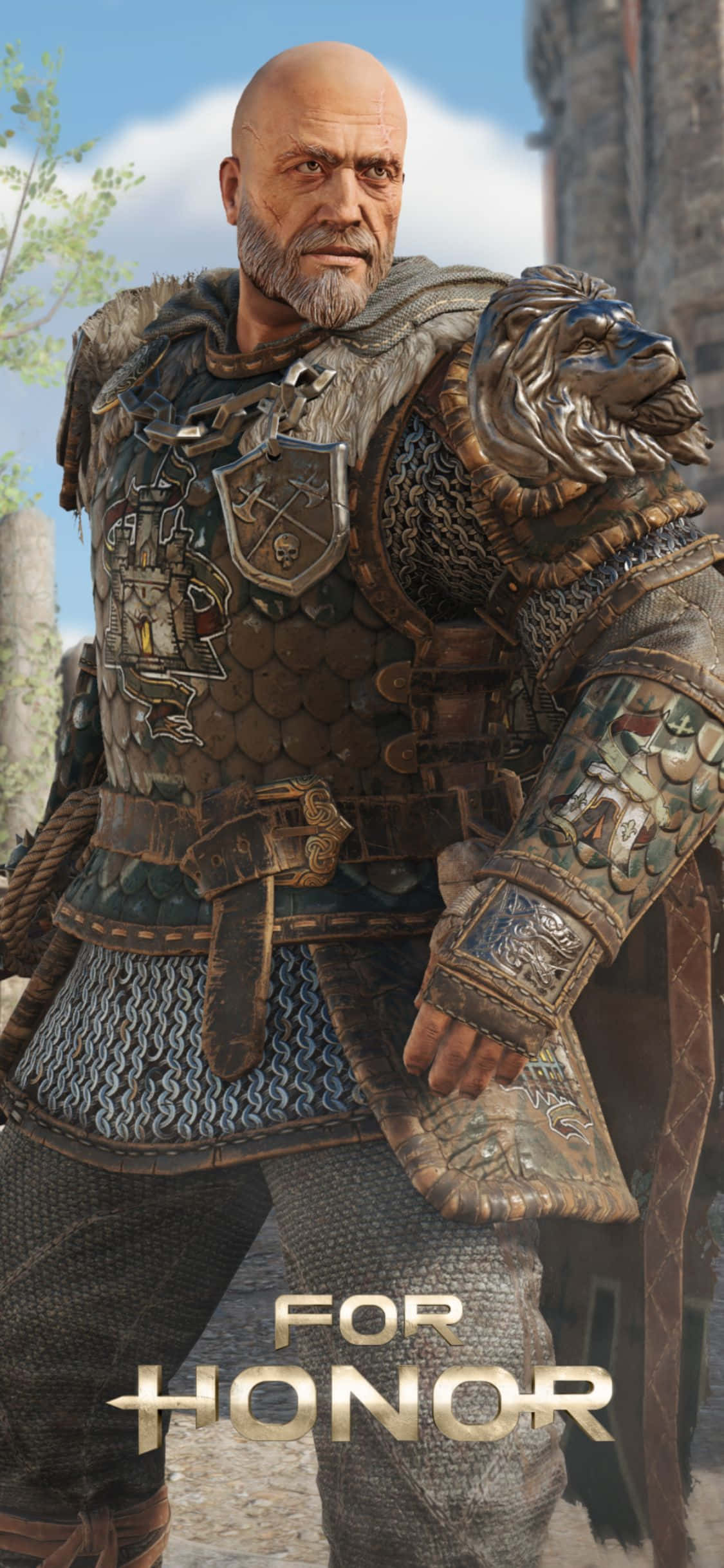 iPhone Xs For Honor 桌布 壁紙 — 一位光頭鬍鬚戰士身穿華麗中世紀盔甲，戴著獅頭肩甲，站在明亮的藍天下。