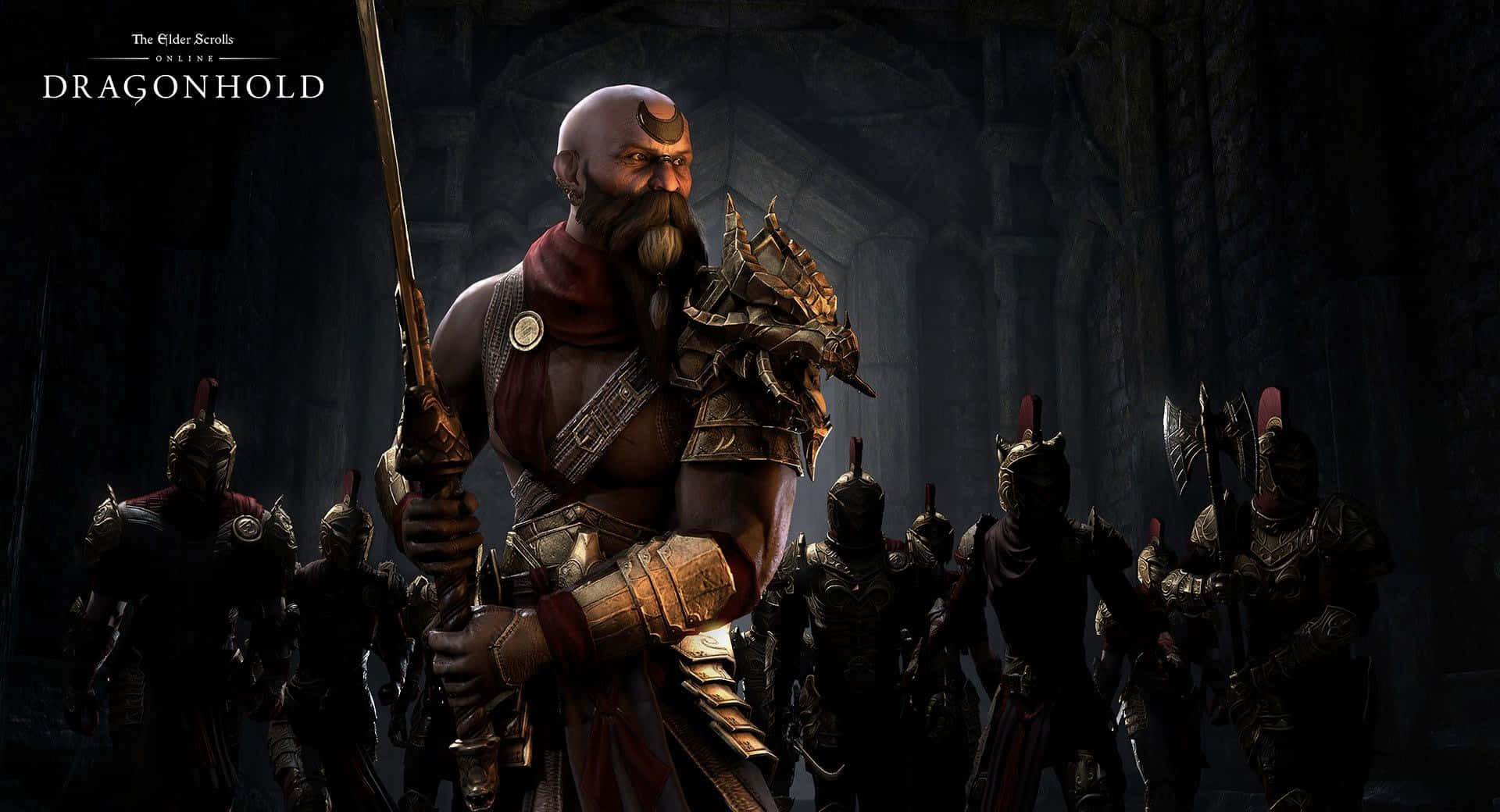 Online Games 桌布 壁紙 — 一位光頭鬍鬚的戰士身著華麗盔甲，手持劍挑釁地站著，兩旁是裝甲士兵，在一個光線昏暗的石廳中。