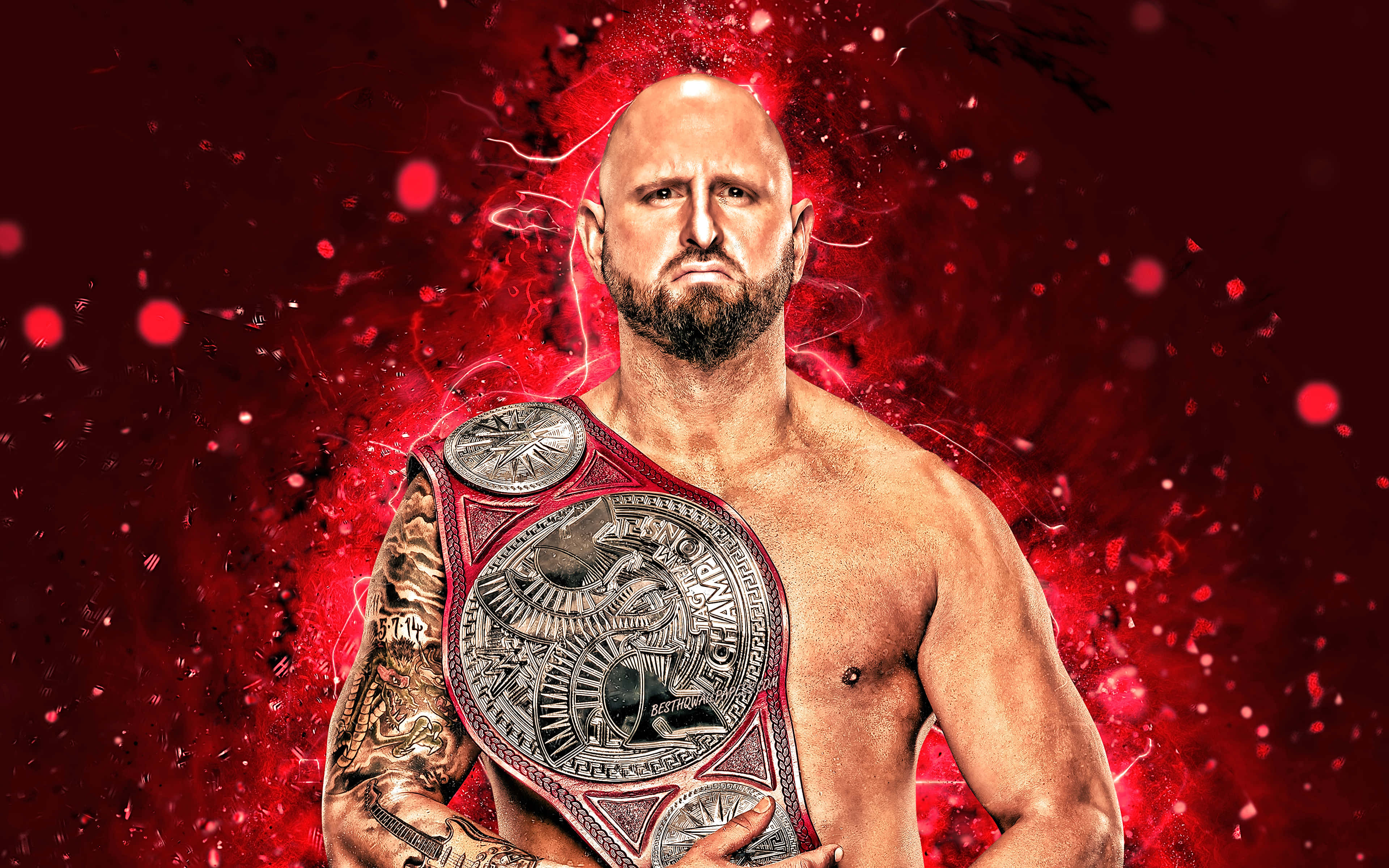 WWE 桌布 壁紙 — 一位光頭鬍鬚紋身摔角手，在火紅爆炸背景前高舉冠軍腰帶。