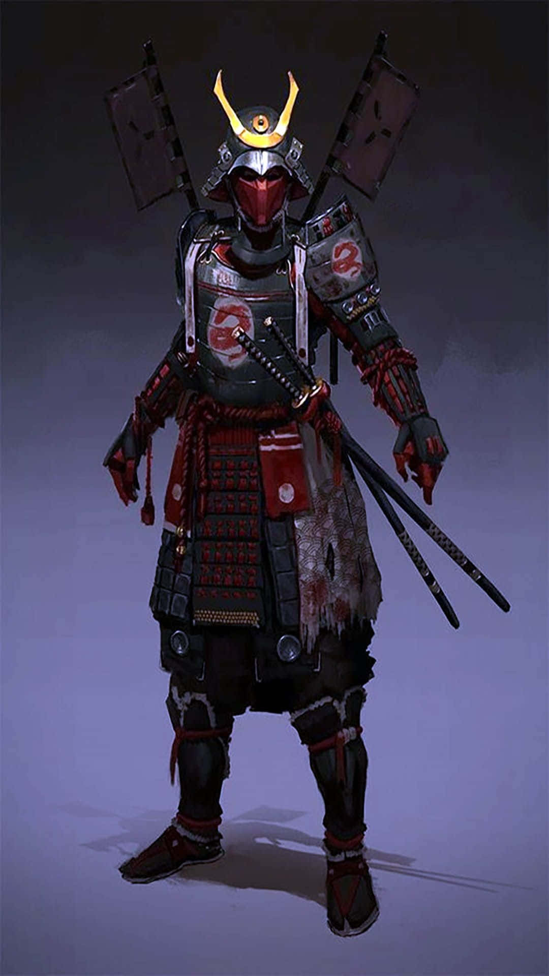 Samurai Armor 桌布 壁紙 — 一位全副武裝的武士，身穿華麗的紅黑盔甲，手持雙刀和旗幟，站在柔和的灰色背景前。