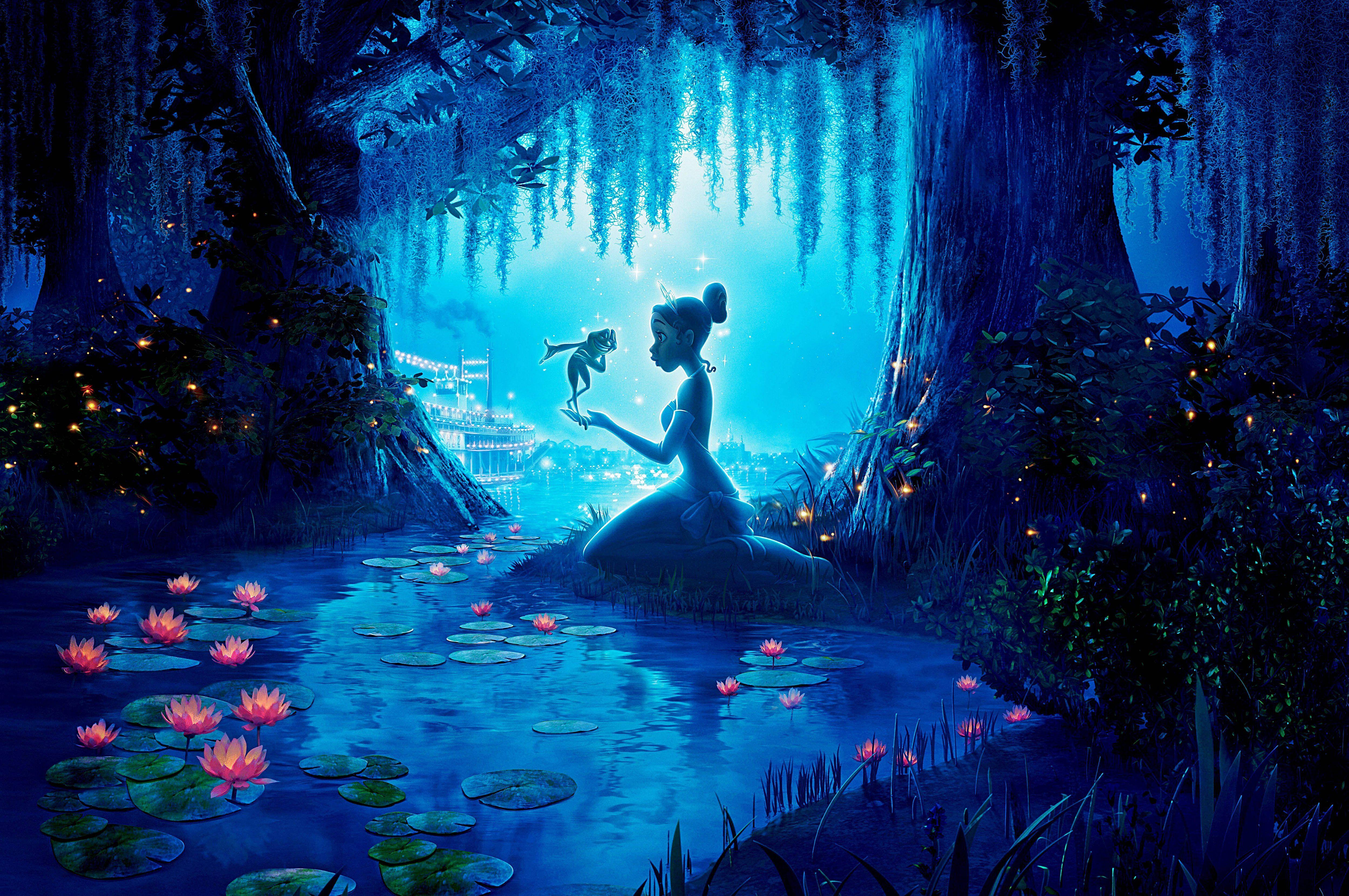 Princess 桌布 壁紙 — 一位公主坐在發光的藍色沼澤旁，粉紅色的睡蓮盛開，一隻青蛙棲息在她手上，上方懸掛著苔蘚。