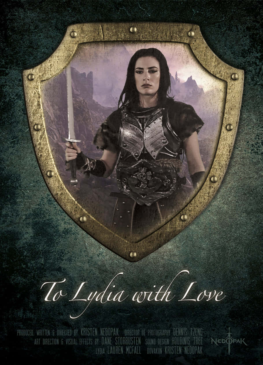 Skyrim Lydia 桌布 壁紙 — 一位凶猛的女戰士身穿華麗盔甲，在飽經風霜的金色盾牌內握劍，背景是霧氣繚繞的山巒。