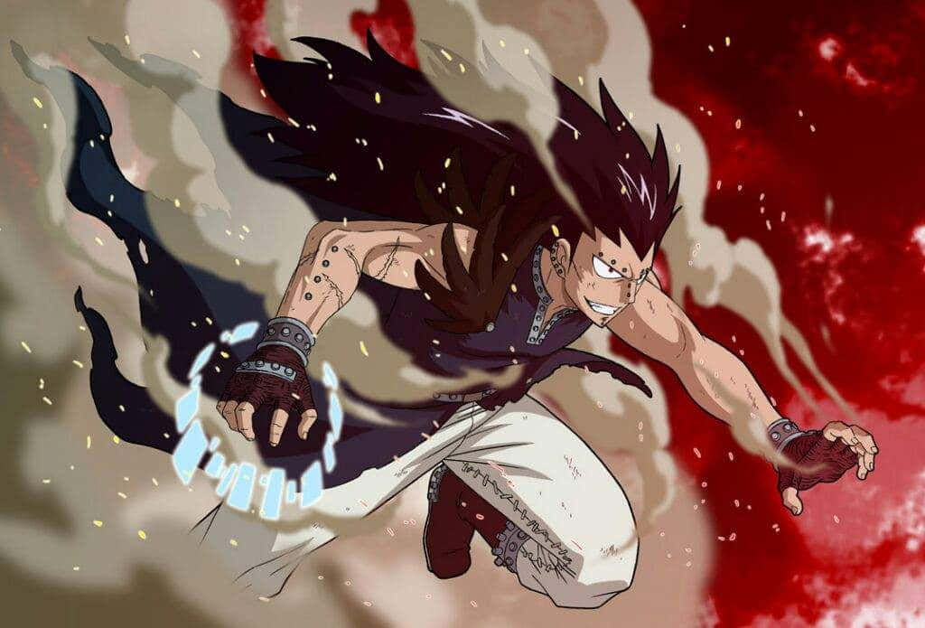 Gajeel Redfox 桌布 壁紙 — 一位刺蝟頭動漫戰士向前猛衝，拳頭上閃爍著藍色光芒的能量，背景是火紅煙霧繚繞。