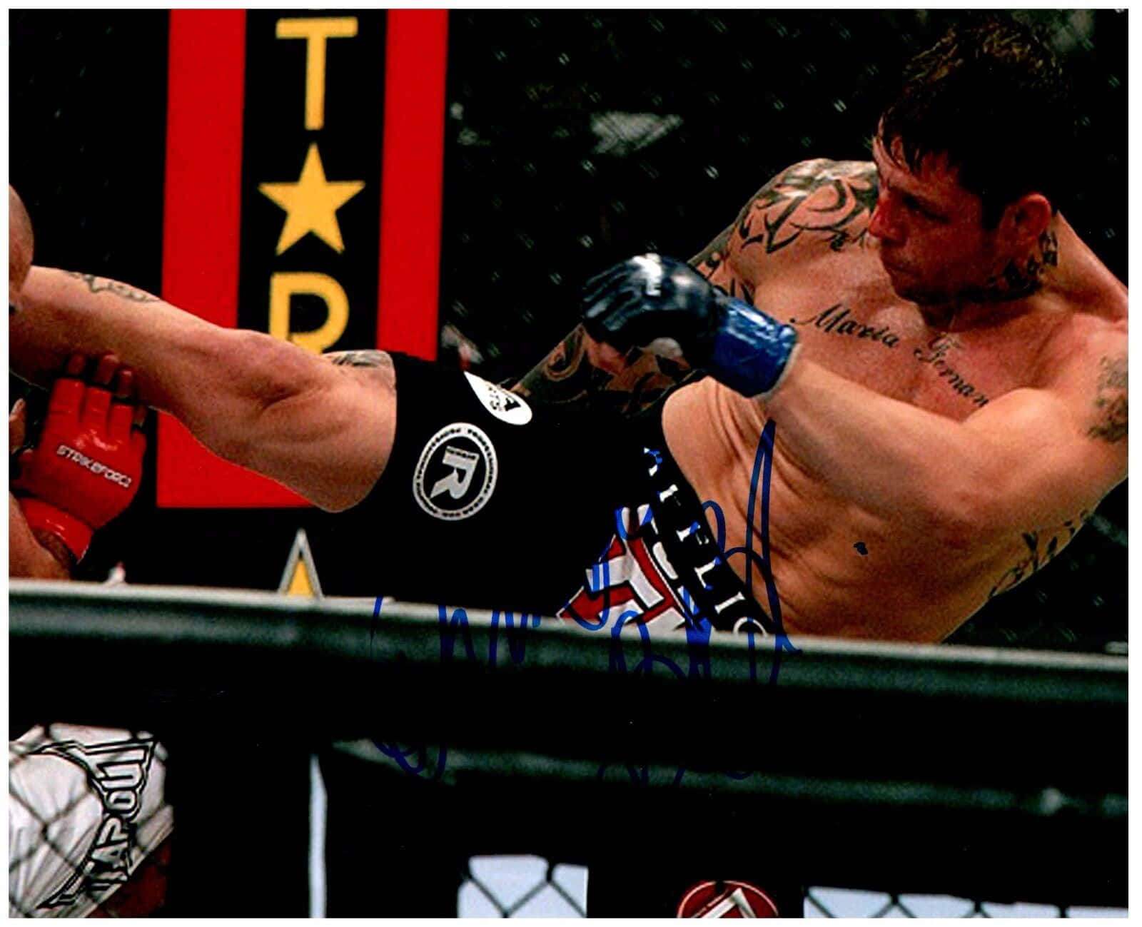 MMA 桌布 壁紙 — 一位刺青MMA拳手穿著黑色短褲，在紅黑品牌標誌的籠內向對手揮出強力一拳。