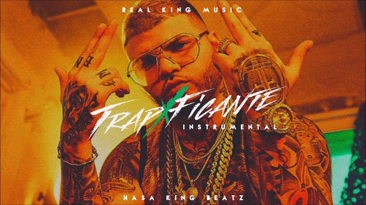 farruko 桌布 壁紙 — 一位刺青男子戴著眼鏡和鏈條，在溫暖發光的背景前舉起雙手擺姿勢。