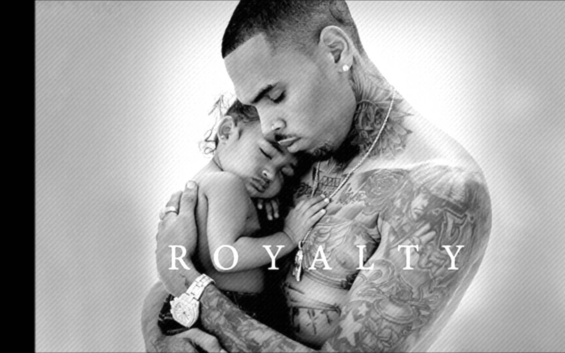 Chris Brown 桌布 壁紙 — 一位刺青男子溫柔地抱著一個熟睡的孩子，黑白肖像照上疊加「ROYALTY」文字。