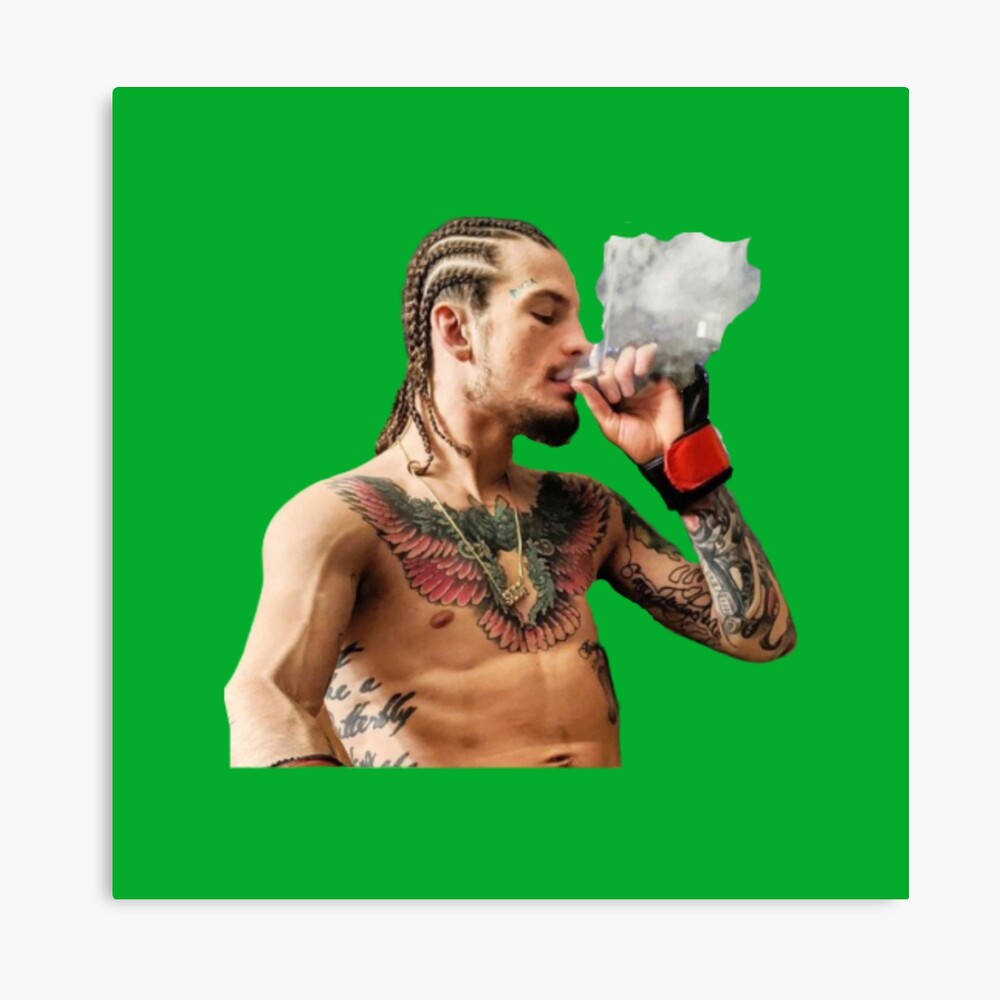 綠色美學 桌布 壁紙 — 一位刺青男子編著辮子，手持電子煙裝置，在純綠色背景前呼出煙霧。