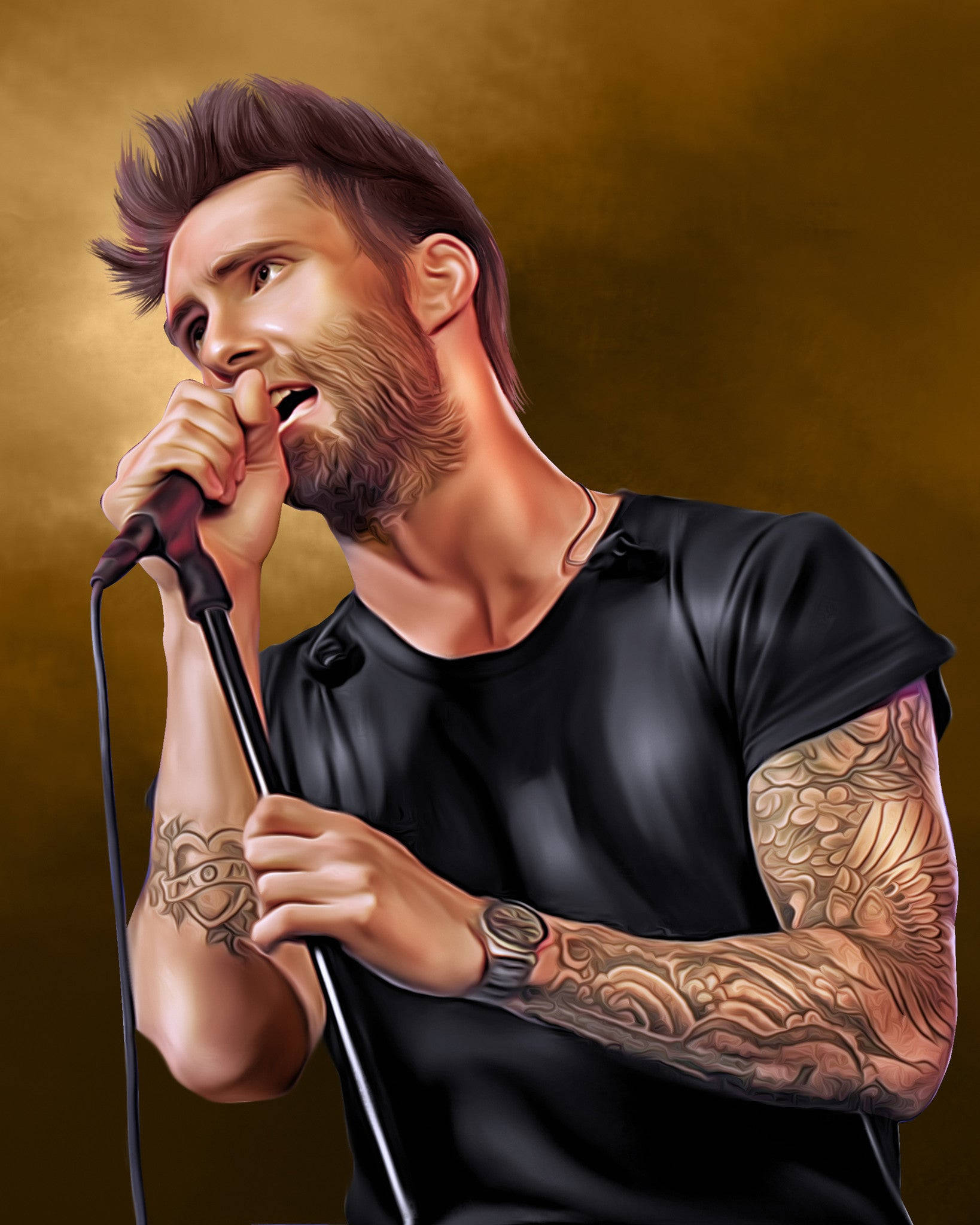 Adam Levine 桌布 壁紙 — 一位刺青男歌手在溫暖的金色背景下對著麥克風熱情演唱。