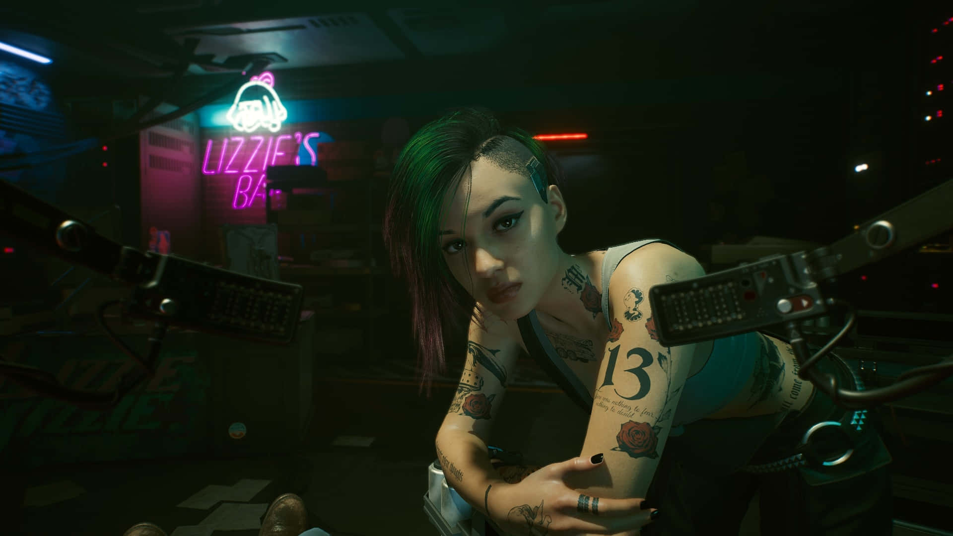 1080p Cyberpunk 2077 桌布 壁紙 — 一位刺青綠髮女子在霓虹燈和機械臂閃爍的賽博龐克酒吧中向前傾身。
