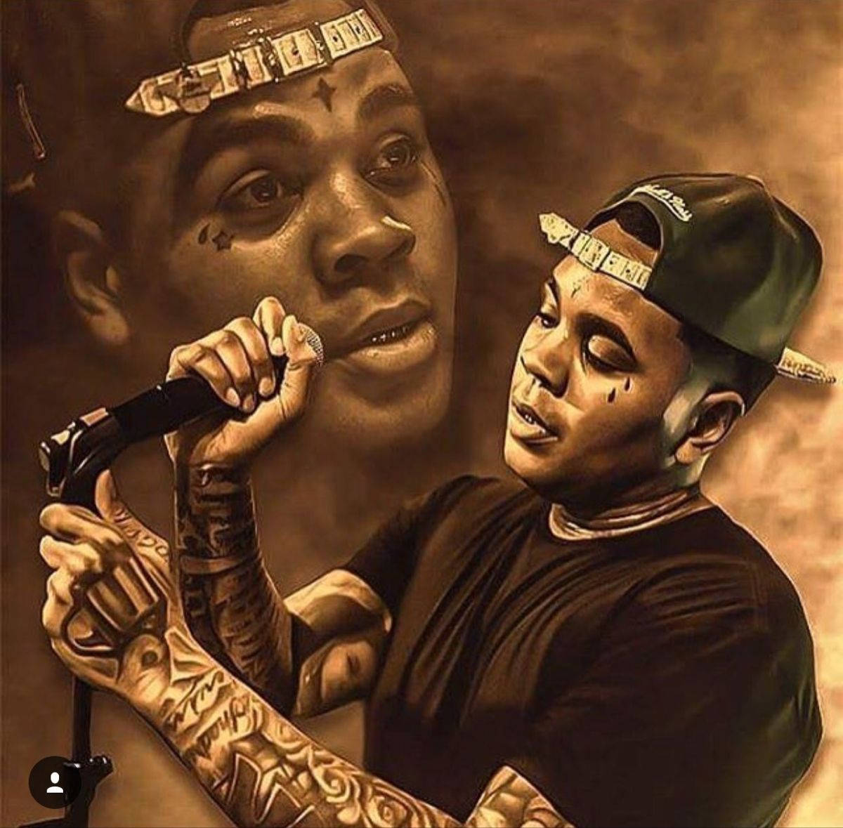 Kevin Gates 桌布 壁紙 — 一位刺青說唱歌手戴著帽子對著麥克風唱歌，而他身後一個更大的幽靈般的自己正專注地看著。