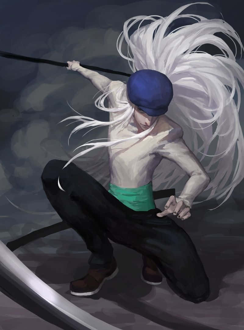 Hunter X Hunter Kite 桌布 壁紙 — 一位動態動漫戰士，白髮藍帽，在煙霧繚繞的灰色背景下，以蹲伏的戰鬥姿勢揮舞著劍。