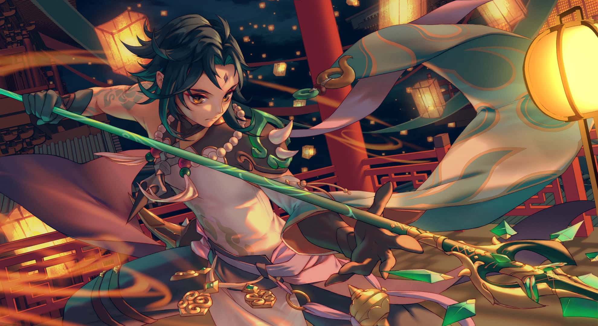 Genshin Impact Xiao 桌布 壁紙 — 一位動態的動漫戰士，黑髮閃爍的眼睛，在旋轉的布料和發光的燈籠中揮舞著綠色法杖，置身於充滿活力的夜晚場景。