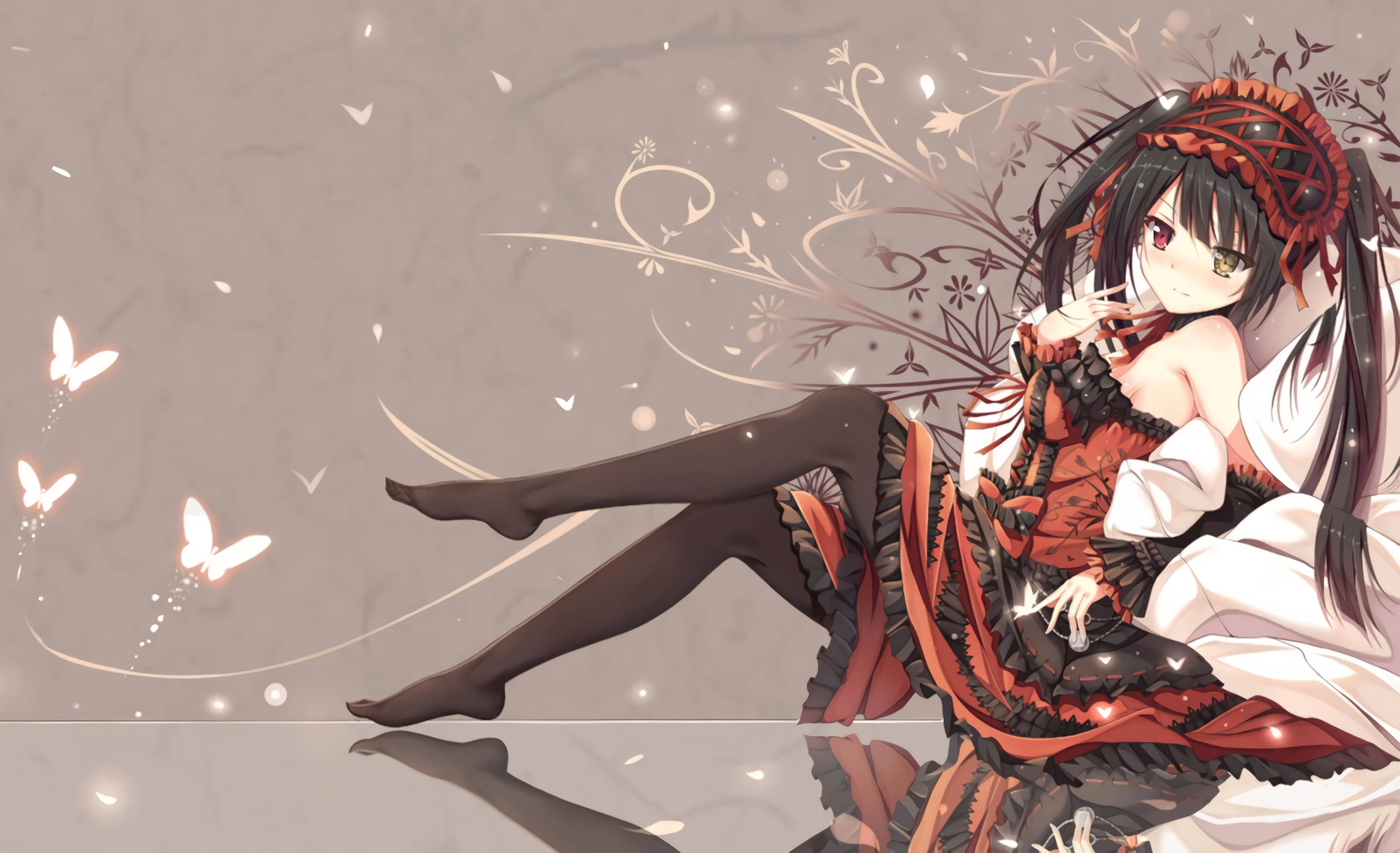 Waifu 桌布 壁紙 — 一位動漫女孩穿著紅黑蕾絲連衣裙，在柔和的灰色背景前，蝴蝶圍繞她翩翩起舞，她優雅地躺著。