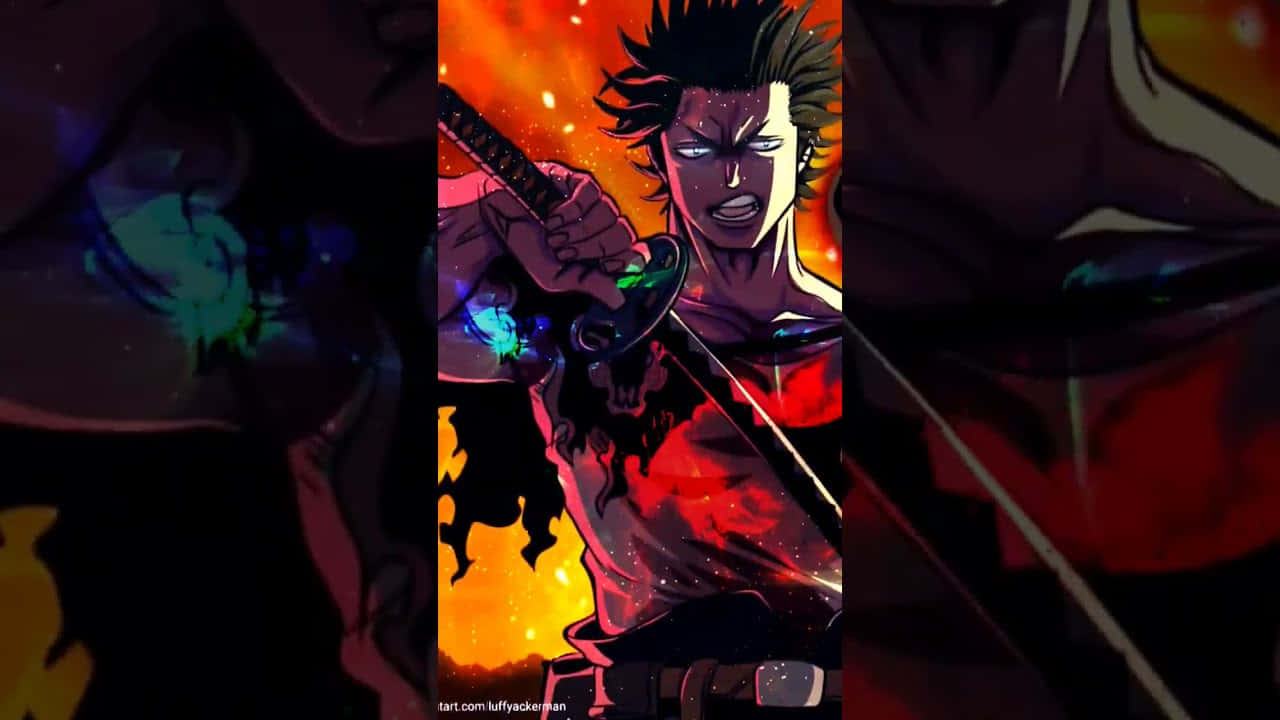 Black Clover Yami 桌布 壁紙 — 一位動漫戰士，頭髮尖刺，在熾熱的橙色和紅色背景中握著一把發光的劍。