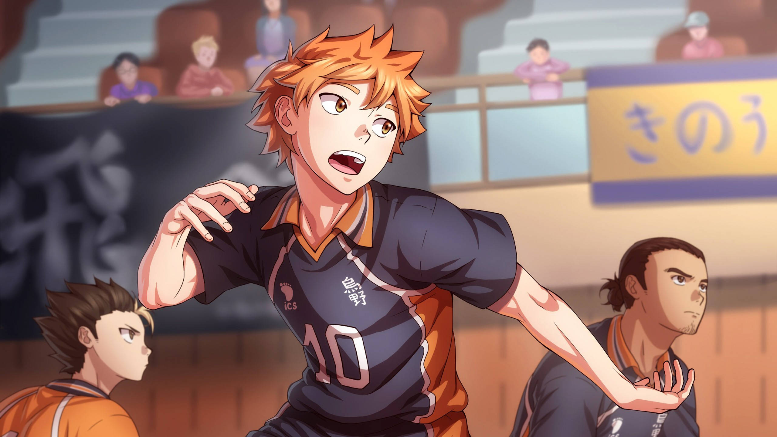 Shoyo Hinata 桌布 壁紙 — 一位動漫排球運動員，擁有尖刺的橙色頭髮，在體育館中跳躍進行動作，隊友和觀眾專注地觀看。