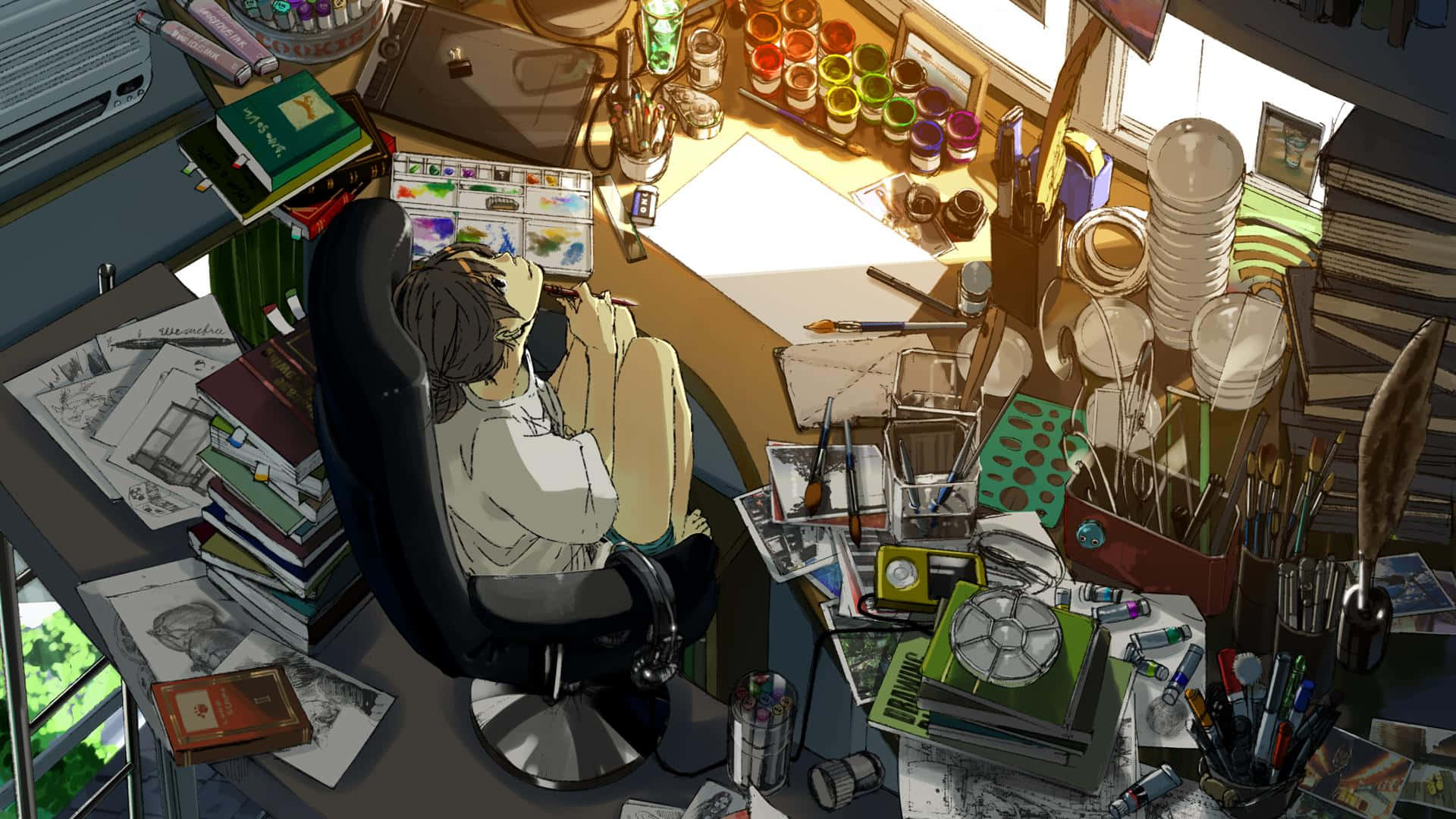 Aesthetic Anime Bedroom 桌布 壁紙 — 一位動漫藝術家彎腰坐在雜亂的書桌前，沐浴在溫暖的陽光中，周圍是美術用品和成堆的草圖。