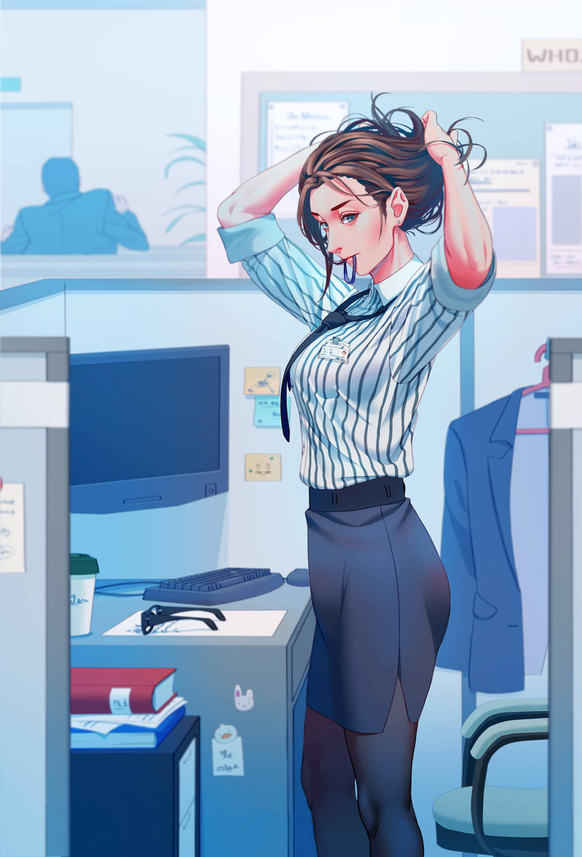 辦公室 桌布 壁紙 — 一位動漫風格女性穿著條紋辦公室襯衫，雙手抓著頭髮，沮喪地站在辦公隔間中，周圍是辦公桌和顯示器。