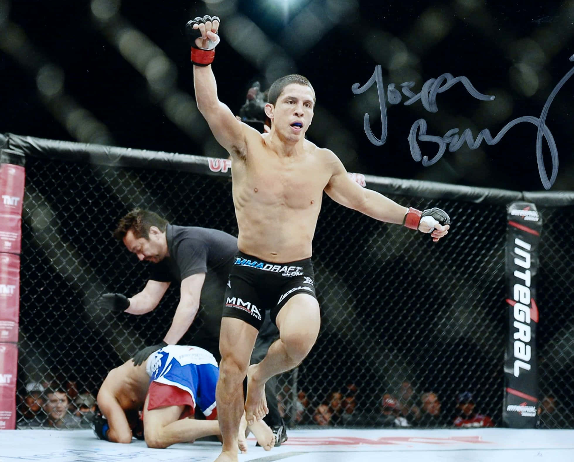 MMA 桌布 壁紙 — 一位勝利的MMA拳手在八角籠內高舉拳頭慶祝勝利，而他的對手則被擊倒在墊子上。