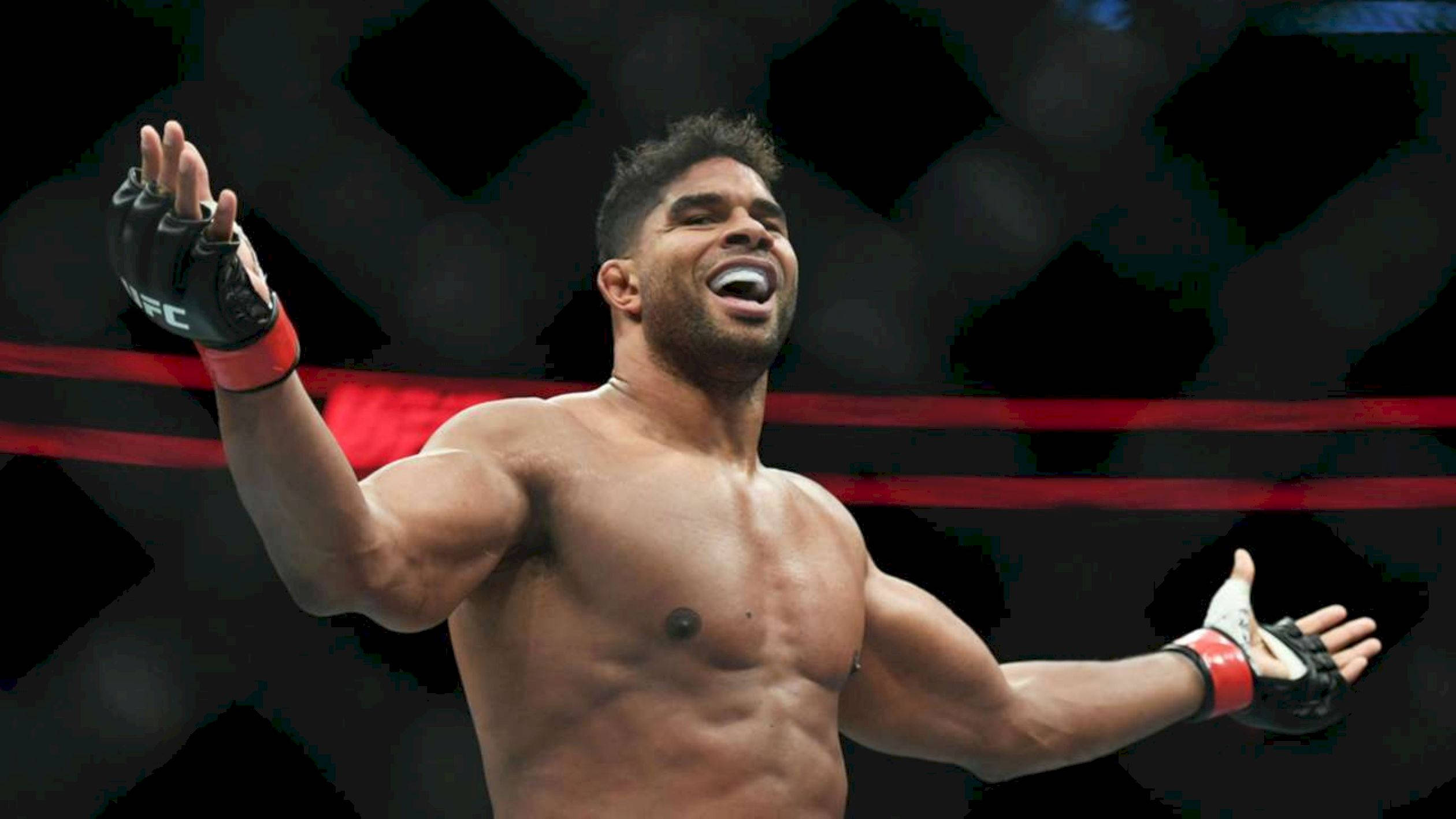 UFC 桌布 壁紙 — 一位勝利的UFC拳手在八角籠中高舉雙臂，發出咆哮的表情慶祝勝利。