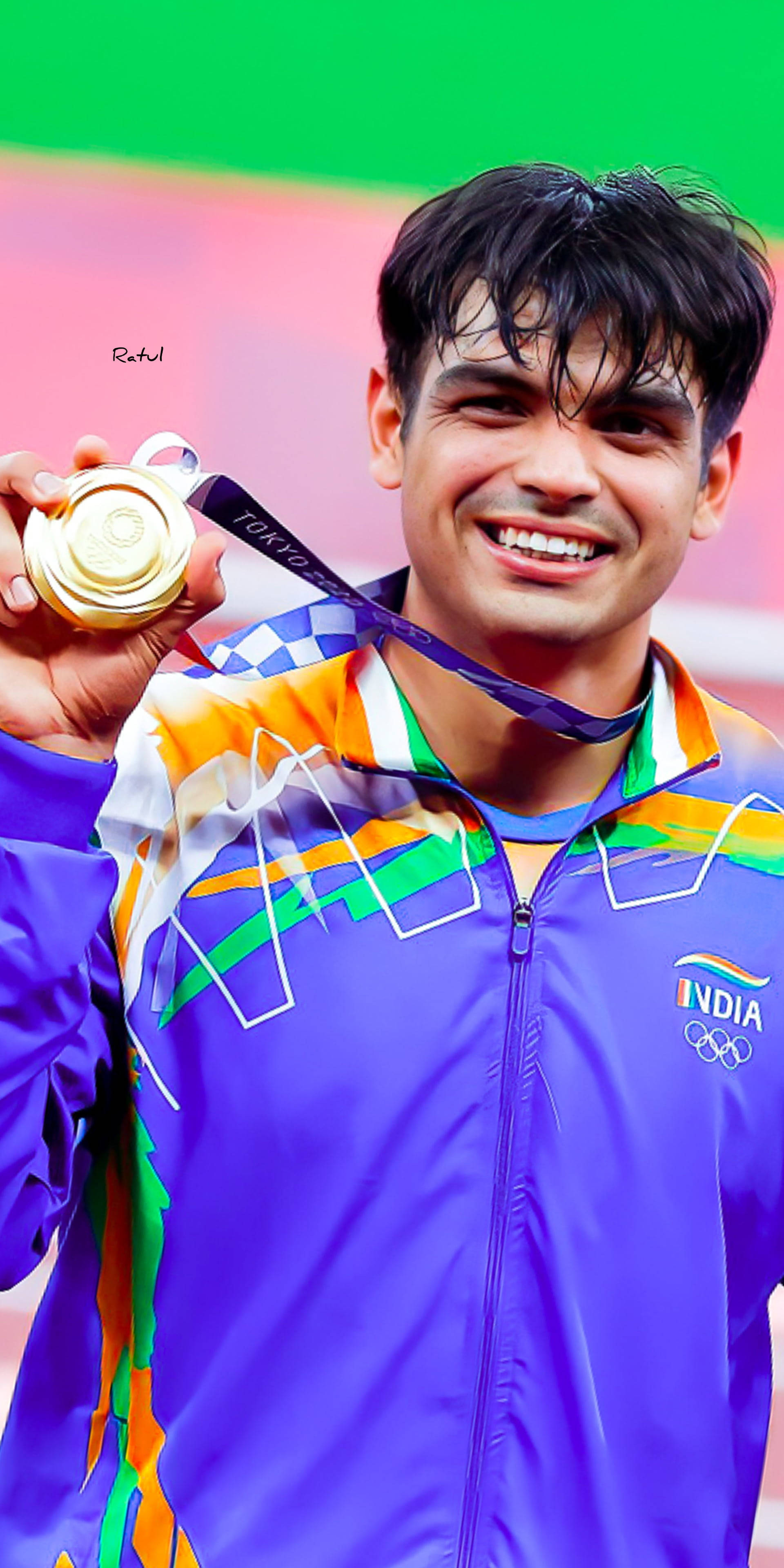 Olympics 桌布 壁紙 — 一位勝利的印度運動員在東京奧運會上自豪地展示他的金牌，笑容燦爛。