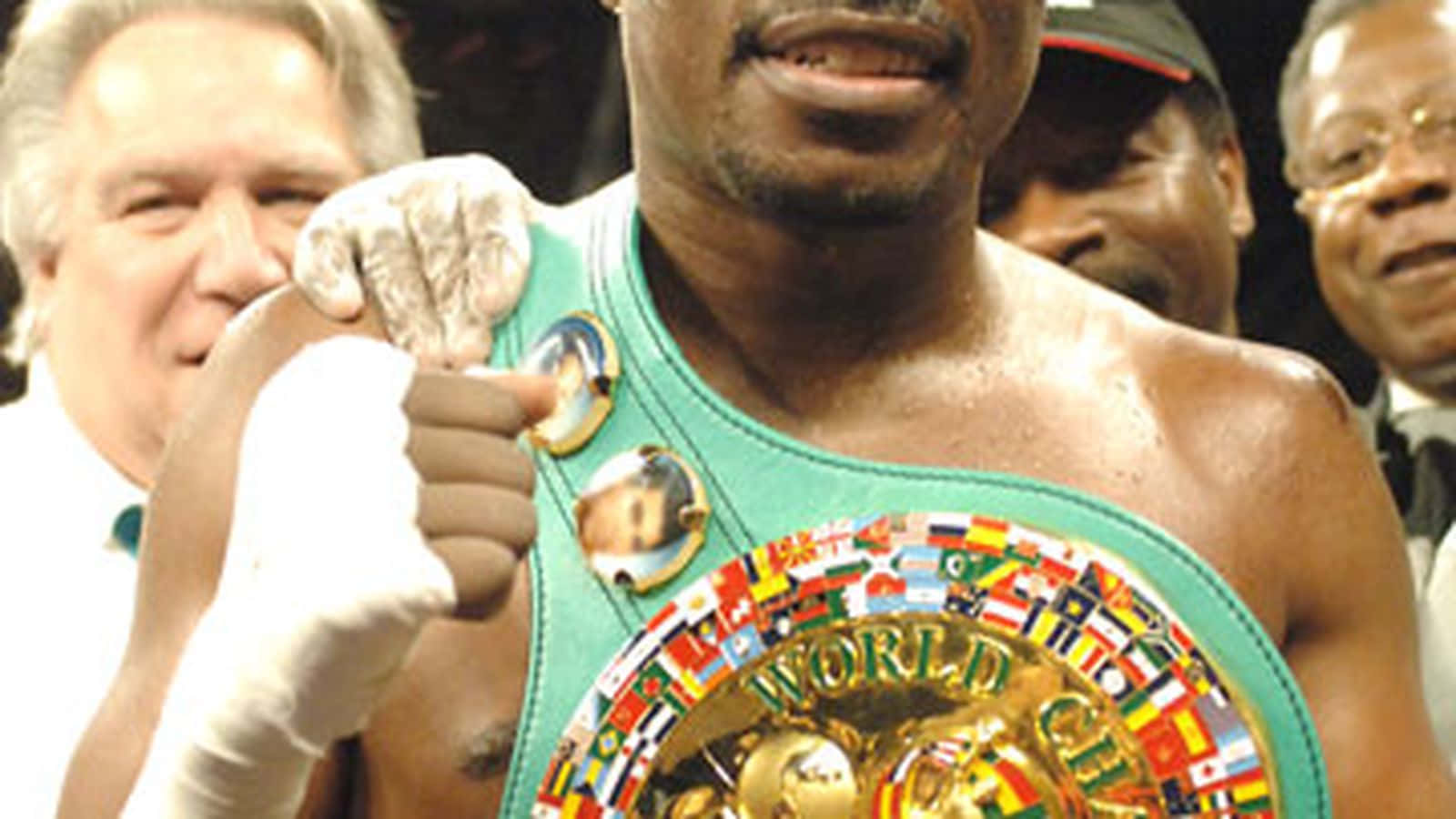 Boxing 桌布 壁紙 — 一位勝利的拳擊手自豪地展示他的世界冠軍腰帶，戴著手套的雙手高舉慶祝勝利。