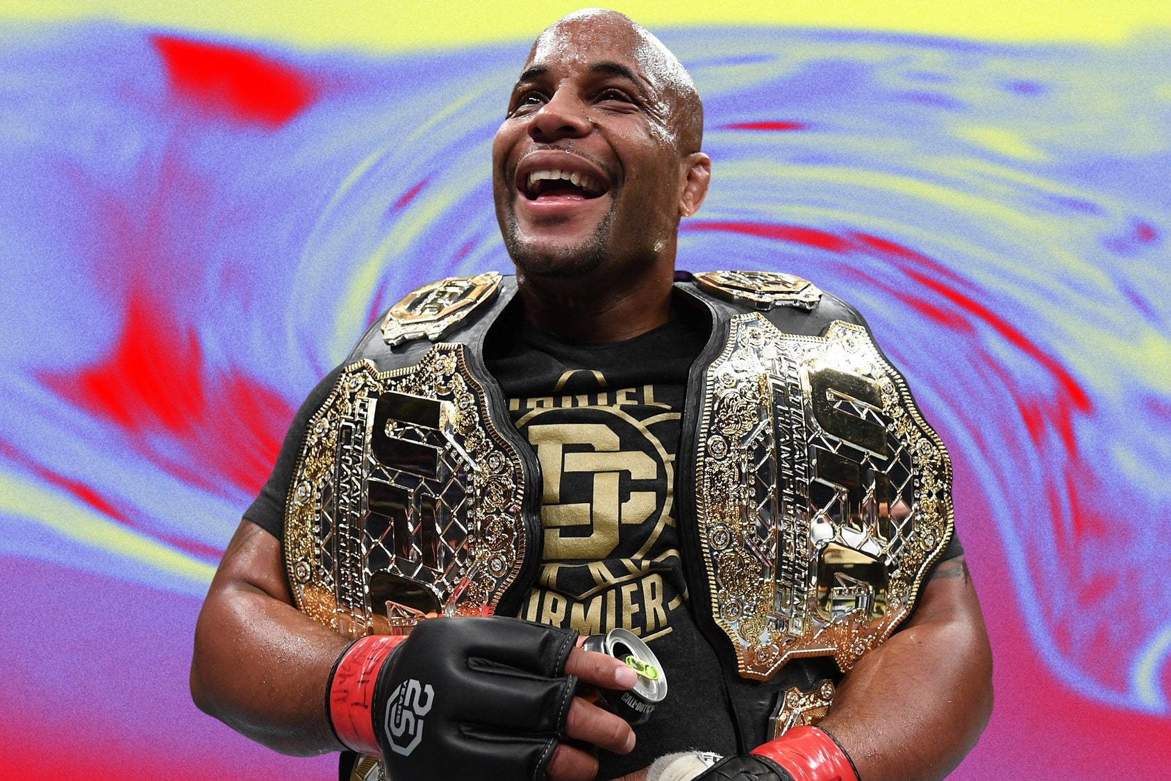 Champion 桌布 壁紙 — 一位勝利的混合武術家滿面笑容，自豪地在充滿活力的漩渦背景前展示他的冠軍腰帶。