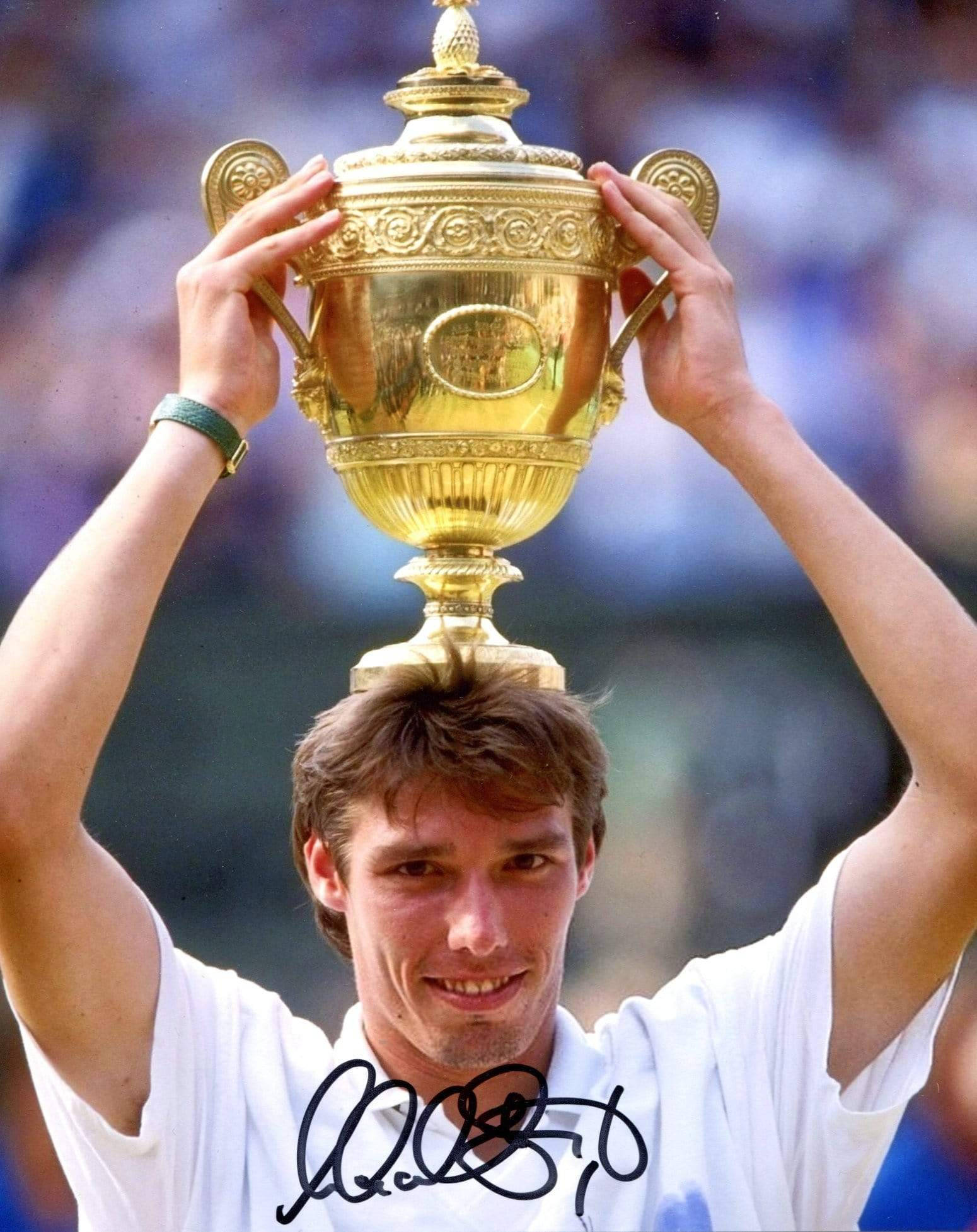 Tennis 桌布 壁紙 — 一位勝利的網球運動員帶著喜悅的笑容，將閃閃發光的金色獎盃高舉過頭頂。