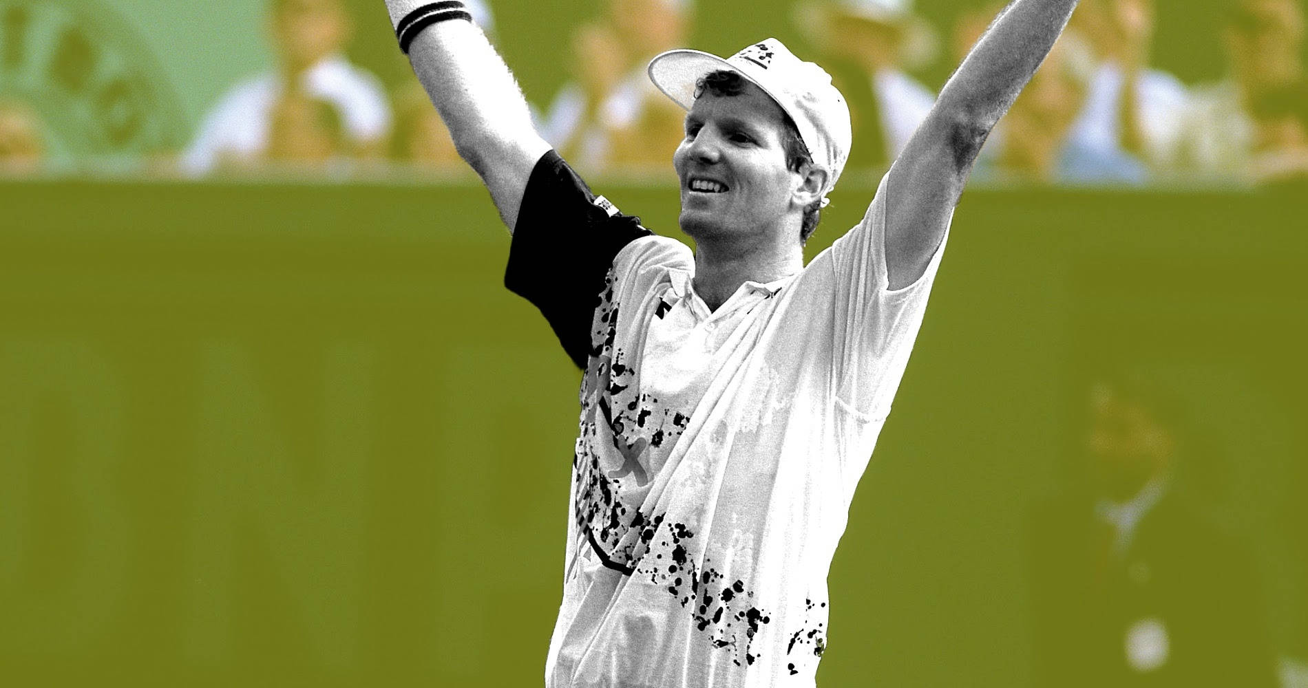 Tennis 桌布 壁紙 — 一位勝利的網球選手在充滿活力的綠色球場背景下高舉雙臂慶祝勝利。