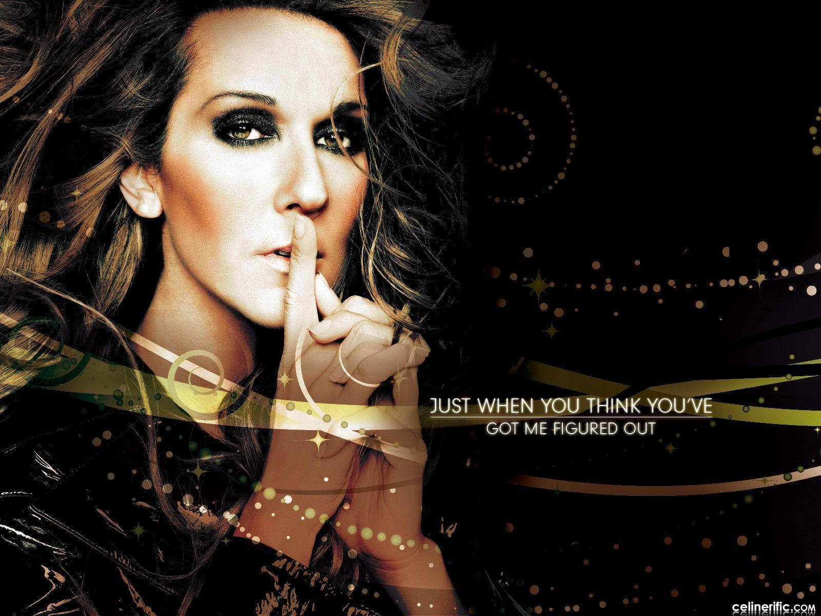 Celine 桌布 壁紙 — 一位化著濃妝、長髮飄逸的迷人女性，在閃爍的黑色背景上，手指放在唇邊，背景有金色漩渦和文字。