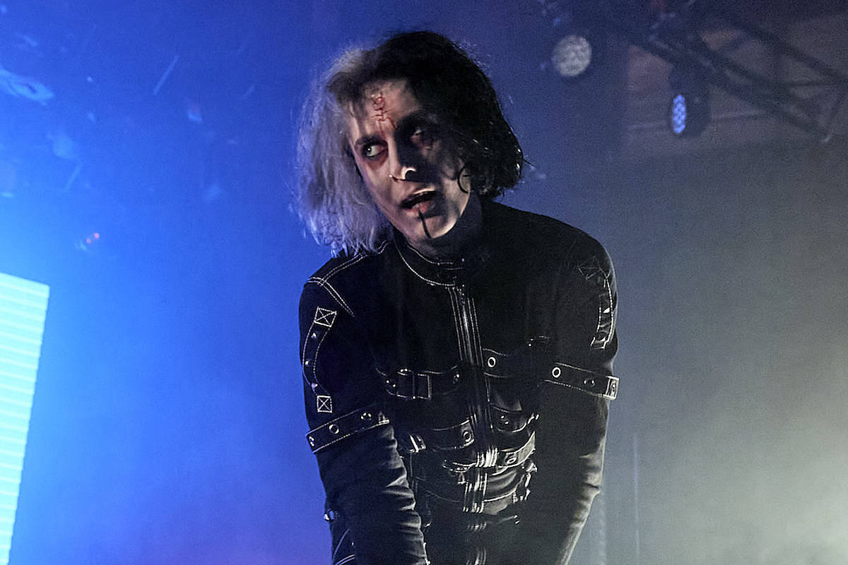Ghostemane 桌布 壁紙 — 一位化著蒼白妝容、深色頭髮的表演者在藍色舞台燈光下唱歌，煙霧繚繞。
