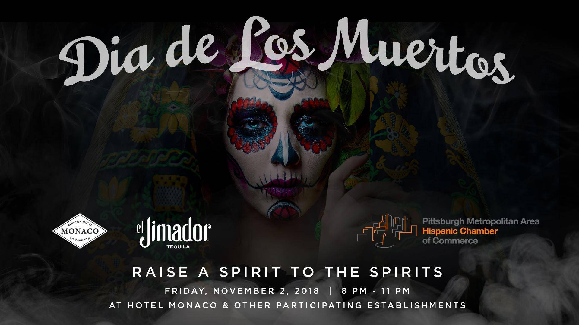 Dia De Los Muertos 桌布 壁紙 — 一位化著鮮豔糖骷髏妝容、披著花卉披肩的女性，在煙霧中從深色背景中出現，背景附有活動文字。
