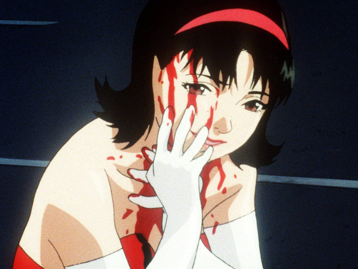 satoshi kon 桌布 壁紙 — 一位受傷的動漫女性，臉上帶有血痕，戴著白色手套的手觸摸臉頰，背景為深色。