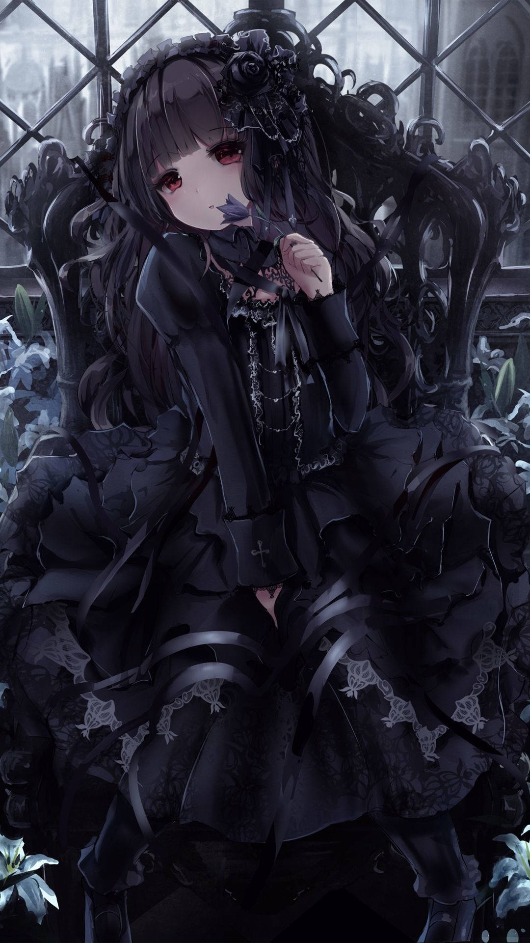 Gothic Phone 桌布 壁紙 — 一位哥德式動漫女孩，深色頭髮和紅色眼睛，威嚴地坐在華麗的黑色王座上，周圍環繞著花卉藤蔓。