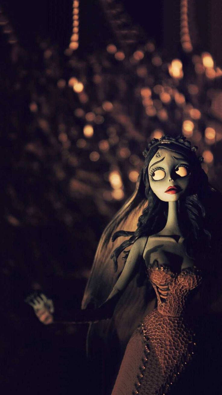 tim burton movies 桌布 壁紙 — 一位哥德式動畫新娘，擁有發光的眼睛和蕾絲長袍，站在一個由溫暖散景燈光照亮的黑暗房間裡。