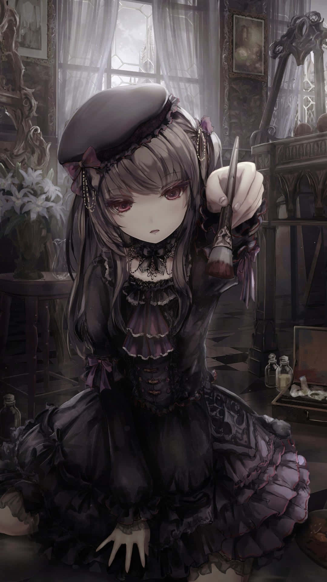 Gothic Costumes 桌布 壁紙 — 一位哥特式動漫女孩穿著深紫色連衣裙，在帶有蕾絲窗簾和古董家具的復古房間裡拿著畫筆。