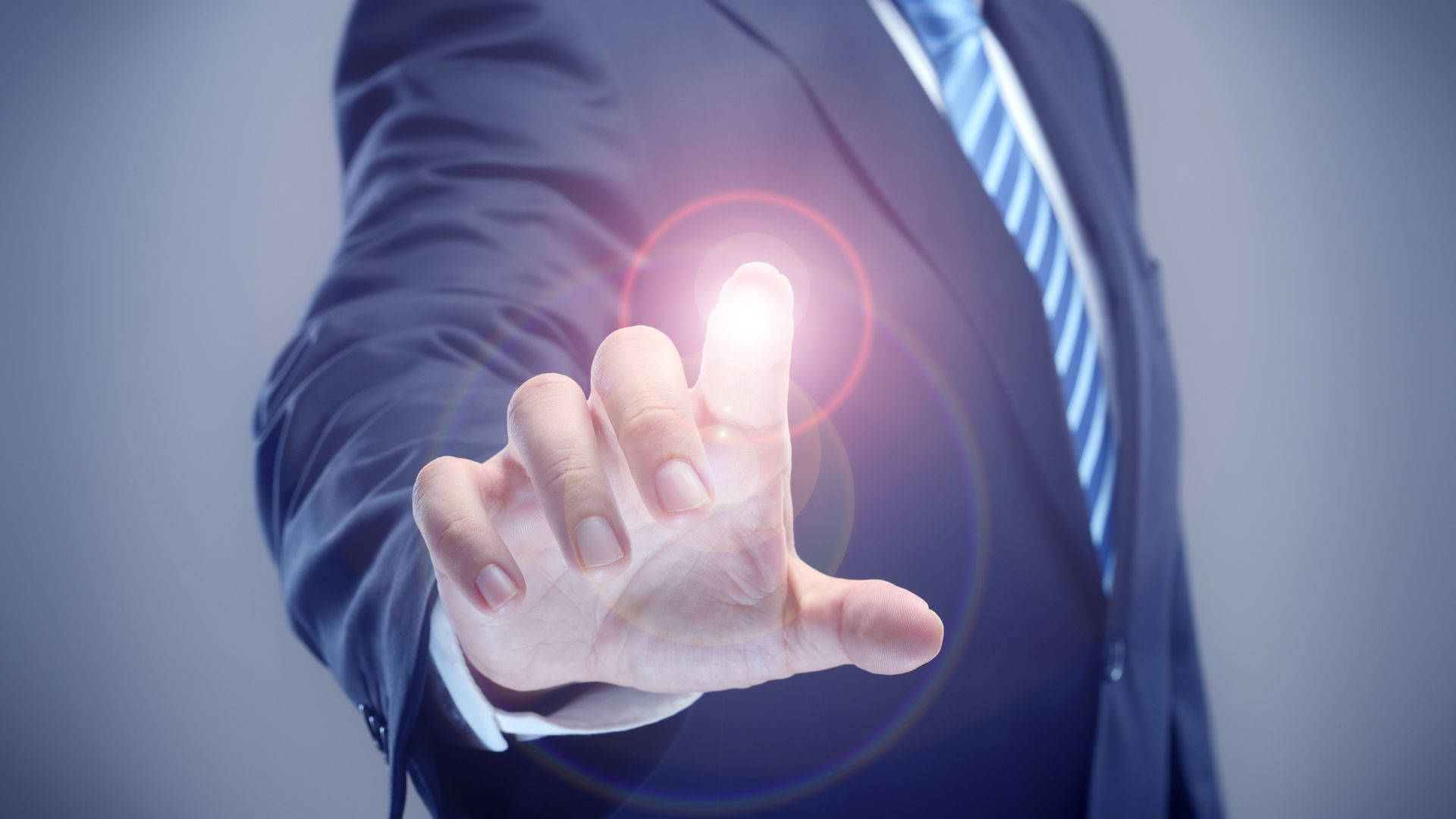 Power 桌布 壁紙 — 一位商人的手在帶有鏡頭光暈效果的未來感介面中按下一個發光的虛擬按鈕。