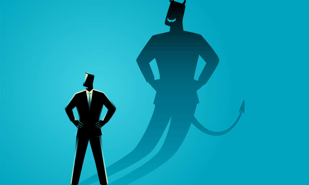 Employee 桌布 壁紙 — 一位商人自信地站立，他的影子在純藍色背景上變成一個帶有角和尾巴的魔鬼。